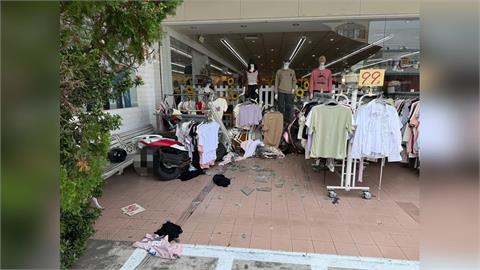 疑油門誤當剎車踩釀禍! 6旬婦人暴衝撞進服飾店「櫥窗全碎」