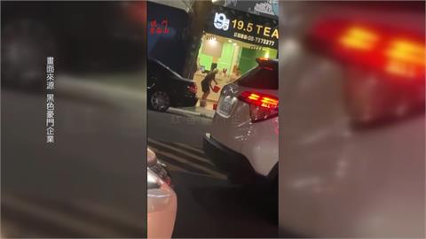 網紅鳳梨飲料店遭潑穢物　警逮2嫌供稱「不滿店員服務態度」