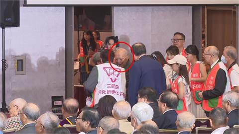 快新聞／全場嚇壞！88歲吳伯雄登台突摔倒　本人自嘲：不知還能活多久