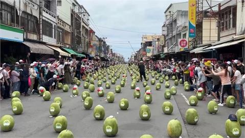 端午不立蛋來立西瓜！　屏東佳冬888顆西瓜齊立場面壯觀