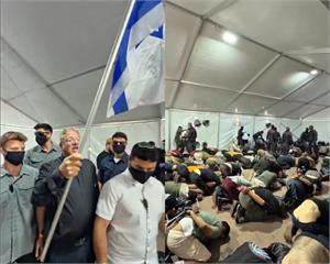 【有片】加薩船隊430人遭以色列警察反綁跪地　竟公開畫面嘲諷惹怒多國
