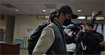 夫妻齊為精舍命案出庭！李威仍信王蕰「有神蹟」　妻要求「進小房間」作證完暴哭