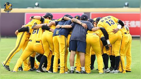 中職(影)／創隊史最慘紀錄！中信兄弟再輸樂天桃猿苦吞6連敗！開季9戰只拿下1勝