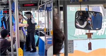 沒按鈴想下車！公車司機被婦人罵「過站不停」　崩潰趴方向盤痛哭登上CNN