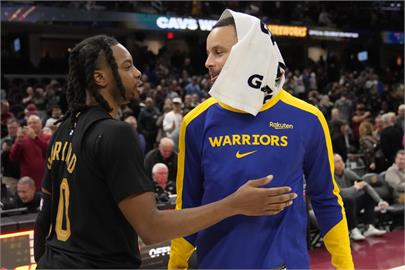 NBA(影)／新賽季最強球隊無人能擋!　Curry率勇士前來踢館也灰頭土臉