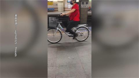 台鐵月台變自行車道！？　婦騎車穿梭　民眾憂跌落軌道