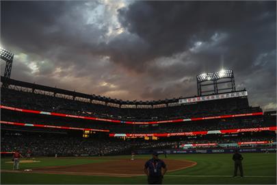MLB(影)／投手丘當成擂台?　大都會主場開球貴賓竟大打出手