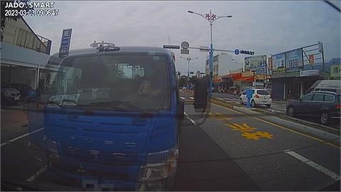 貨車駕駛邊拿手機邊開車　煞車不及撞前車