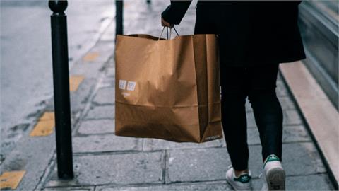 比老半天價格全一樣！親戚逛連鎖服飾「硬跑3店」…網怒揭「1事」：更崩潰