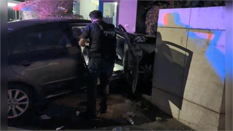 可疑轎車拒檢自撞民宅！駕駛落跑遭逮　車內同夥一度襲警