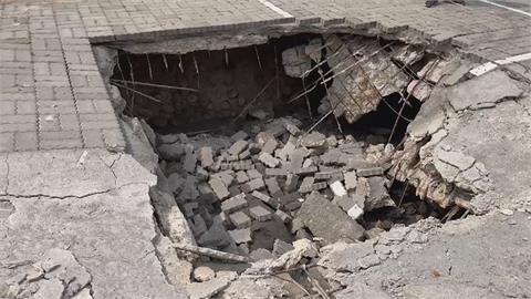 台南新化道路突坍塌現大坑洞　憂降雨釀災緊急清除土石搶修