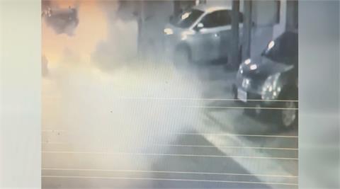 7旬翁自撞燒胎！　白煙直竄上百住戶以為火災急逃難