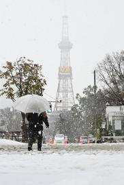 冷空氣盤旋日本各地持續降雪　滑雪場提早迎客