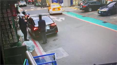 轎車"擋社區停車場前"半小時 警經過處理"沒開單"惹議