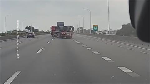 拖板車國道鬼切撞護欄! 12捆金屬線圈掉落駕駛竟落跑