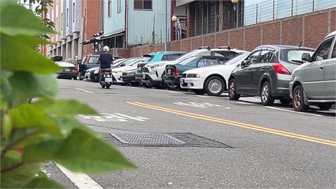 轎車倒車入庫停法"擋一半人行道"　未順向停車觸法將開罰