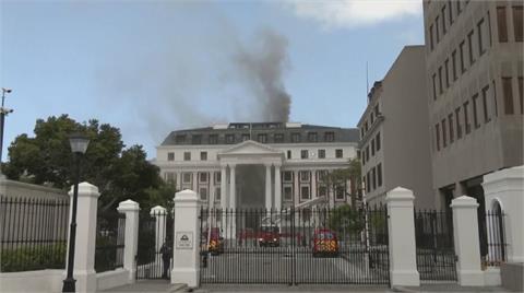 南非國會驚傳大火 舊建物屋頂崩塌