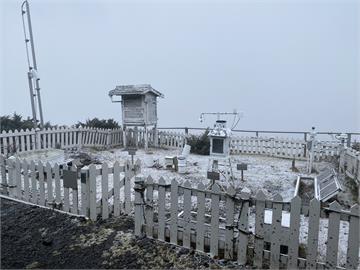 快新聞／玉山下雪了！　北峰一早「雪花紛飛」絕美畫面曝