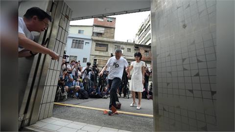 快新聞／愛妻牽牢牢！柯文哲「過火爐」後進老家　柯媽欣喜迎接