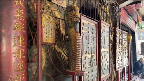 對神明不敬! 男闖城隍廟"抽打天公爐" 警調監視器追查