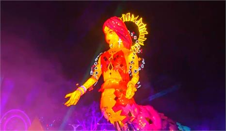 台中燈會「醜美」女媧正式登場　逆行銷吸引民眾朝聖