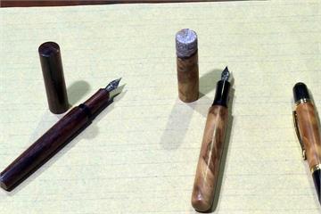 為三義藝術找出路 夫妻檔藝術家雕原木鋼筆 