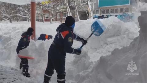 戰鬥民族「集體瘋跳樓」 他從5樓「飛出」跳雪堆