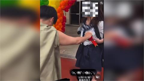 快新聞/社團老師稱「傳統」手貼胸撕畢業生胸章!網喊噁男 議員、教育局發聲了