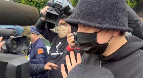 快新聞／500萬交保首現身！　王大陸雙手合十談「教唆殺人」僅回4字