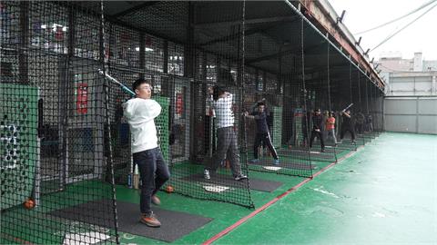 企業出奇招送股東紀念品　！　大魯閣抽「機加酒」送股東看MLB