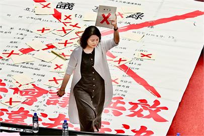 快新聞／藍白強勢確認議事錄、藍公投逕付二讀　吳思瑤：韓國瑜不敢看我眼睛
