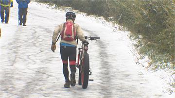 賞雪超熱血！ 騎單車衝上山有人短袖有人拖鞋 流下超爽的鼻水