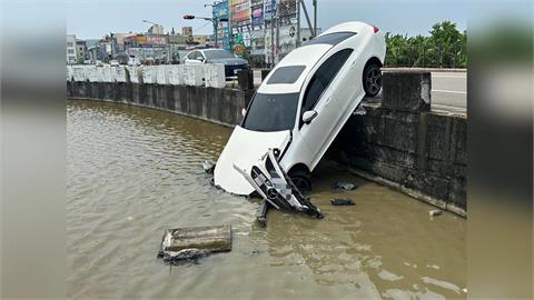 真的「一秒到田中」！　轎車轉彎衝落田「車頭倒插」