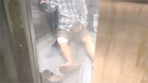 8旬翁困輕軌站電梯50分鐘　按求救鈴「無人接聽」只能念經求佛