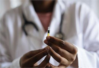 搶打新冠疫苗！擴大全民免費接種首日   人數爆量增7成