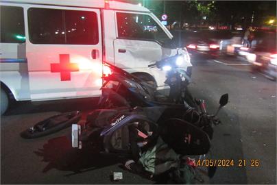 民間救護車闖紅燈兩女騎士撞上　三人送醫