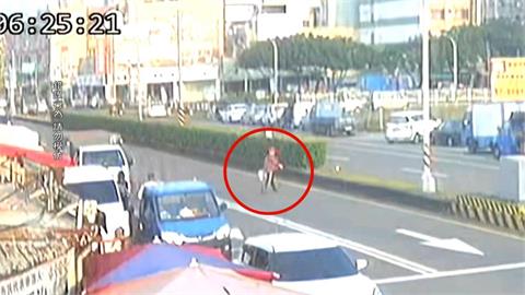 屏東馬路「撞」況多　行人違規穿越馬路　騎士閃避不及釀禍