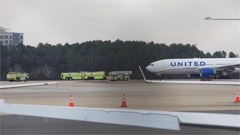 險釀空難？美聯合航空班機「起飛後引擎失火」　駭人畫面曝光了