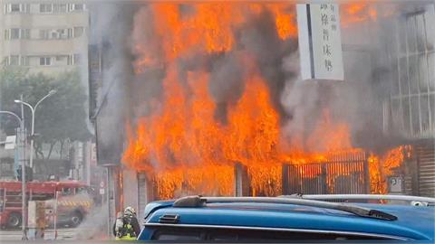 快新聞/台中北屯火警!寢具店、髮廊陷火海黑煙狂噴 駭人畫面曝光