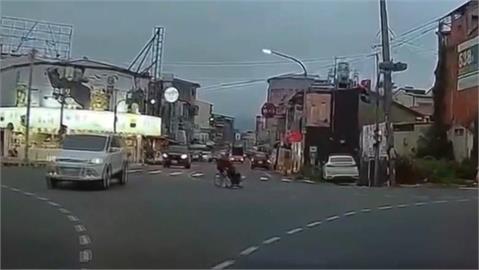 南投埔里阿伯輪椅當機車騎　單腳滑「倒退嚕」過馬路