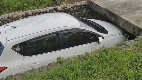 水陸兩用車？　路底沒轉彎　直衝入路邊大水溝