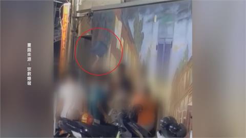 廟會插曲！與轎班人員爆衝突　男騎士作勢拿磚頭慘遭圍毆
