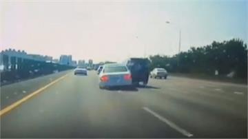 肇事白色轎車疑變換車道不慎 休旅車遭撞衝護欄四輪朝天 車尾被撞凹