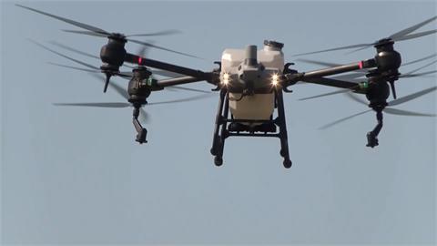 無人機自動照顧大片作物　噴藥「比直升機更精準」