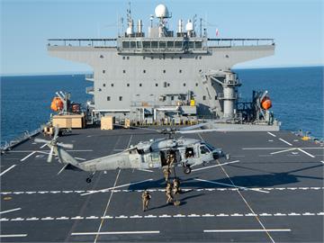快新聞／美國海軍MH-60S直升機墜海！ 「1人獲救」持續搜索其他人員