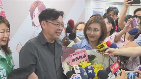 快新聞／邱議瑩競辦成立！　趙天麟捧「議邁相承」花束現身祝福高票當選