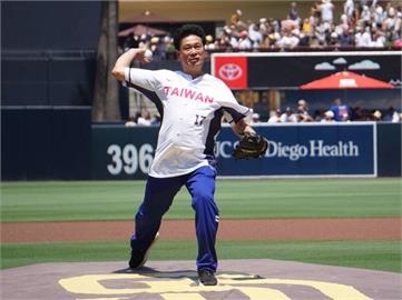 棒球／62歲陳義信身穿Taiwan站上大聯盟投手丘　完美開球引爆全場