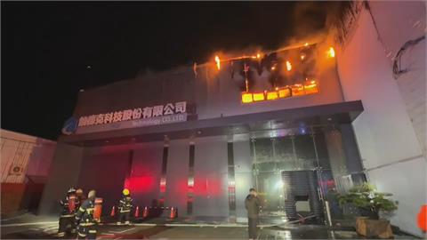 台南印刷廠大火延燒3廠房　消防出動百人支援幸無傷亡