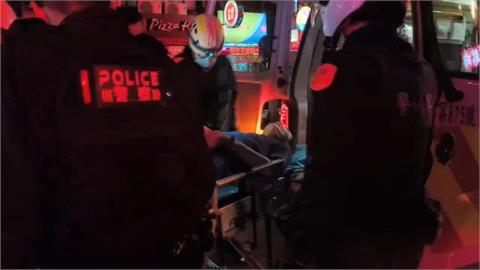 社子醉男失控揮刀襲警遭壓制　2警閃避攻擊「摔落樓梯」受傷