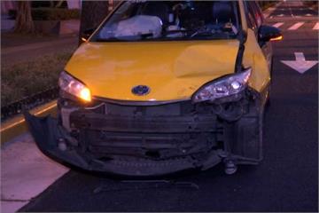 青少年無照騎車雙載遭小黃撞  釀3傷